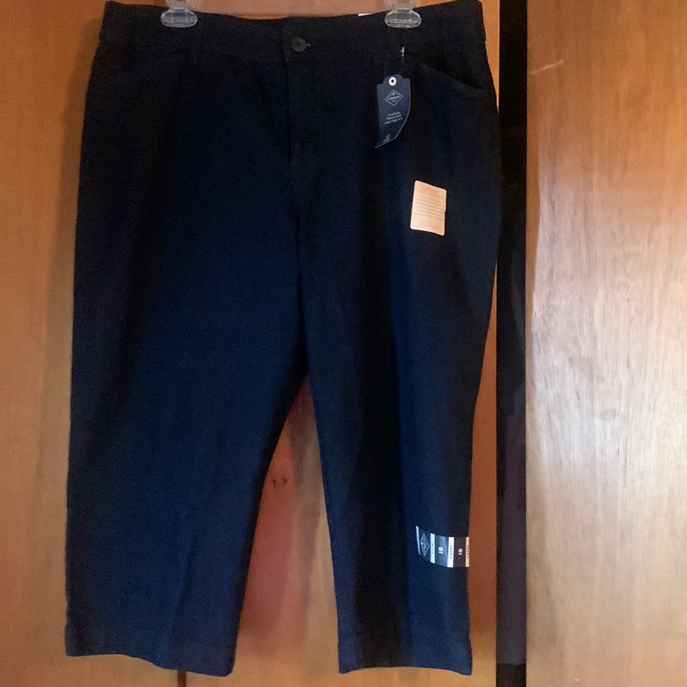 Dark rinse capri pants